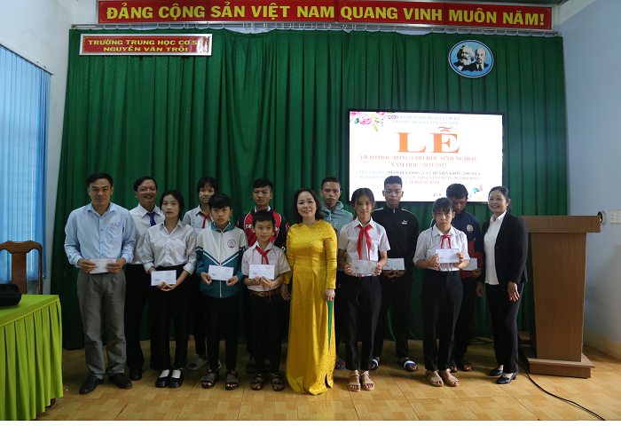 Trường THCS Nguyễn Văn Trỗi tổ chức Lễ Tổng kết năm học 2021-2022 và trao học bổng cho các em học sinh có hoàn cảnh khó khăn